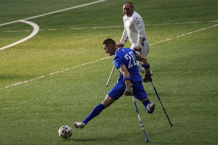 Футболісти ФК «Покрова» та ФК «Покрова-2» грають під час першого українського футбольного турніру для поранених у війні з ампутаціями кінцівок у Києві, Україна, 11 січня 2025 року.